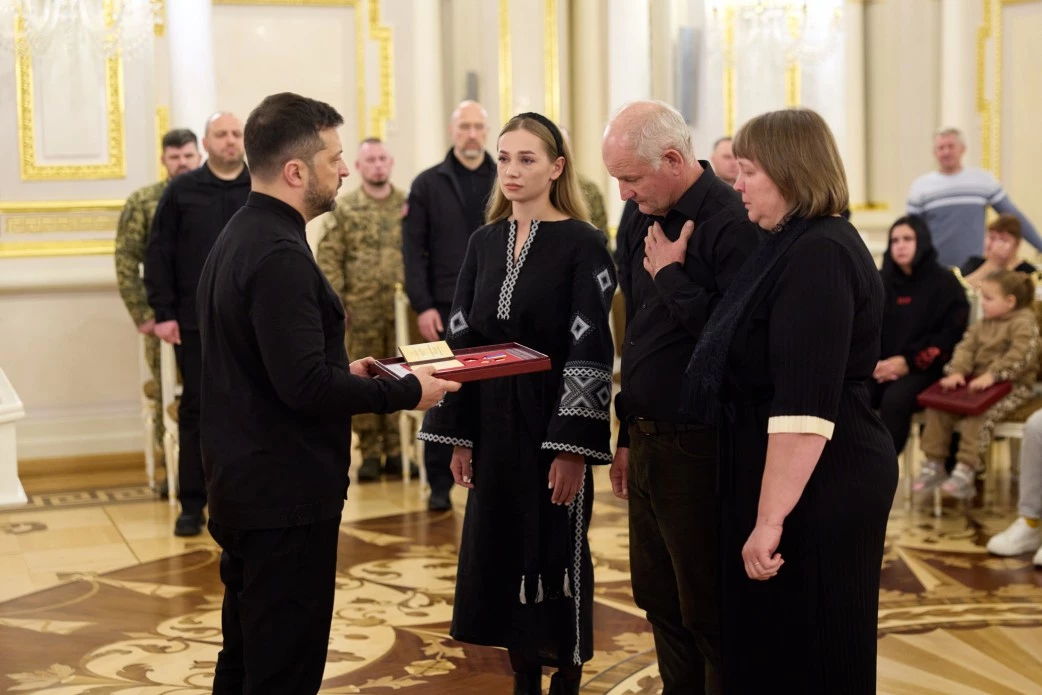 Зеленський вручив військовим ордени «Золота Зірка» та передав нагороди рідним загиблих Героїв