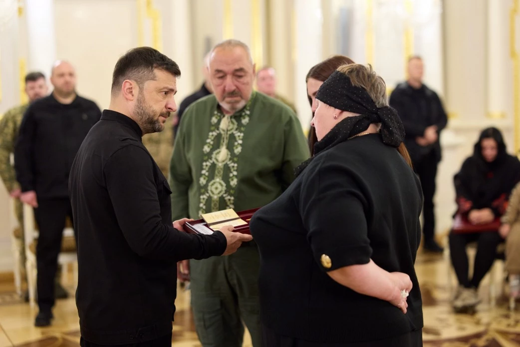 Зеленський вручив військовим ордени «Золота Зірка» та передав нагороди рідним загиблих Героїв