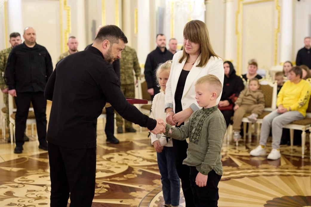 Зеленський вручив військовим ордени «Золота Зірка» та передав нагороди рідним загиблих Героїв