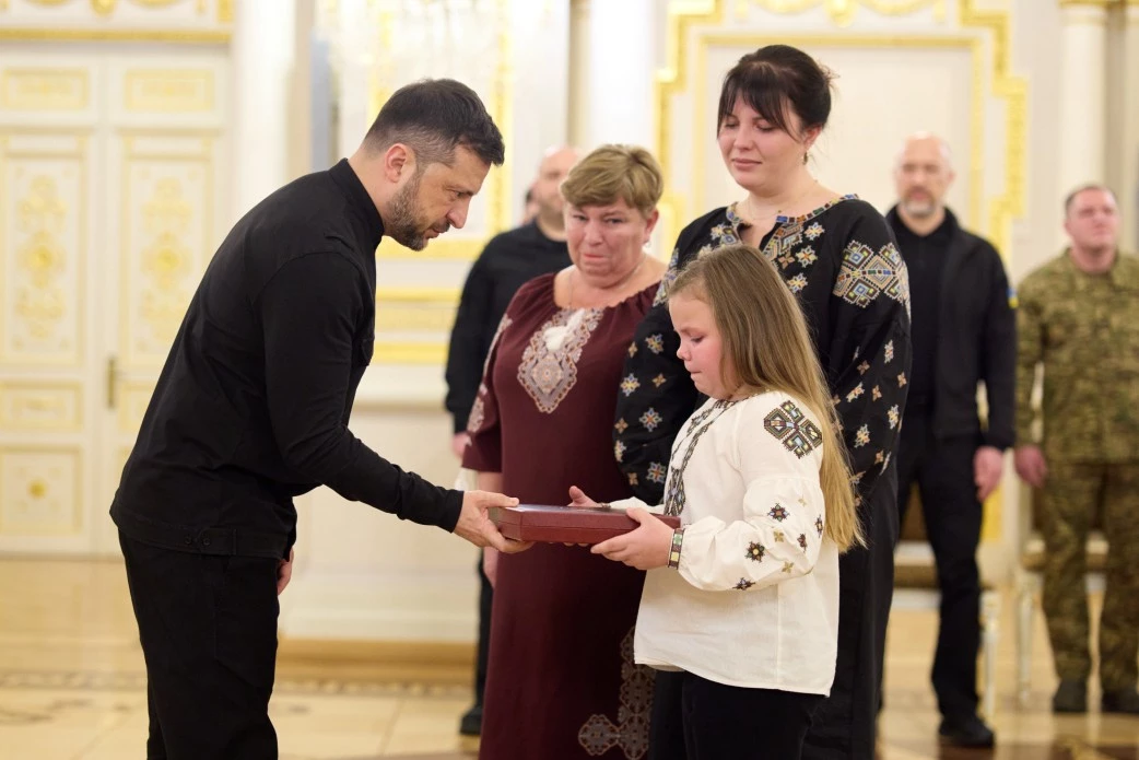 Зеленський вручив військовим ордени «Золота Зірка» та передав нагороди рідним загиблих Героїв
