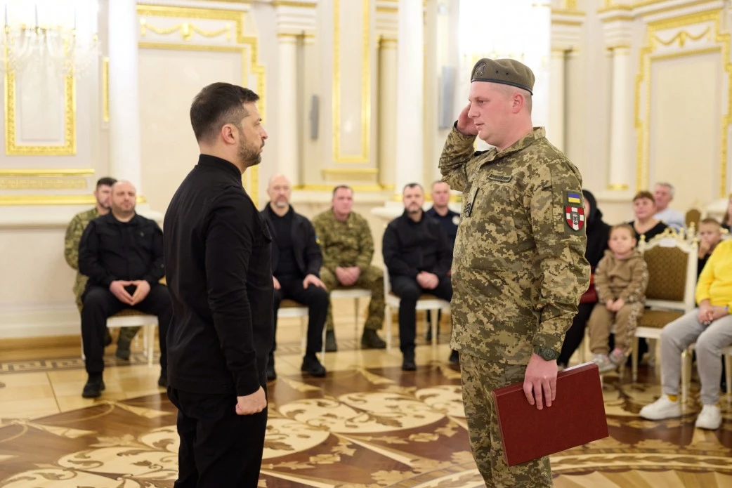 Зеленський вручив військовим ордени «Золота Зірка» та передав нагороди рідним загиблих Героїв