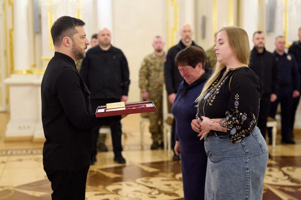 Зеленський вручив військовим ордени «Золота Зірка» та передав нагороди рідним загиблих Героїв