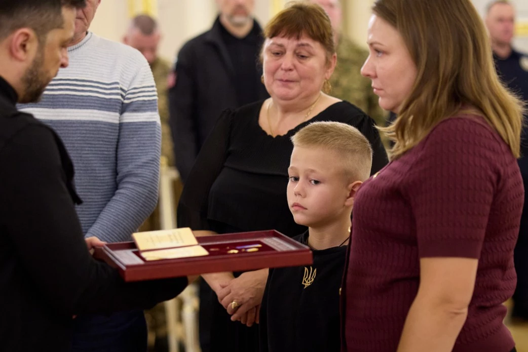 Зеленський вручив військовим ордени «Золота Зірка» та передав нагороди рідним загиблих Героїв