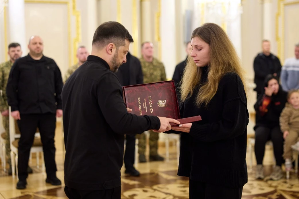Зеленський вручив військовим ордени «Золота Зірка» та передав нагороди рідним загиблих Героїв