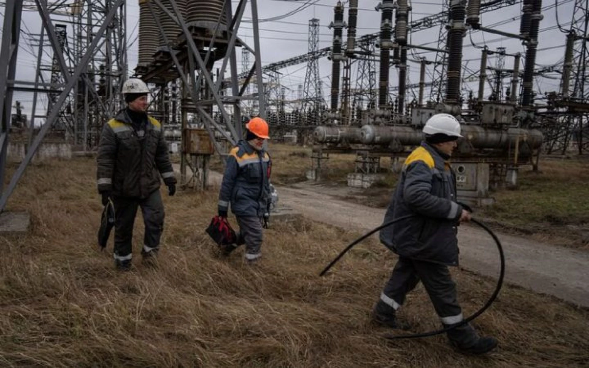 Внаслідок обстрілу підстанції на Київщині постраждали двоє енергетиків