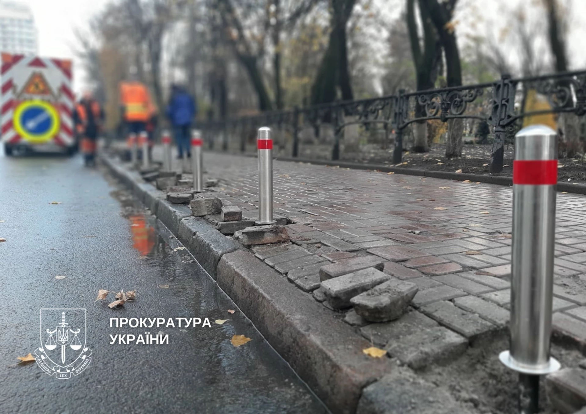У Києві посадовця КП ШЕУ підозрюють у розтраті 1,5 млн грн під час закупівлі антипаркувальних стовпчиків