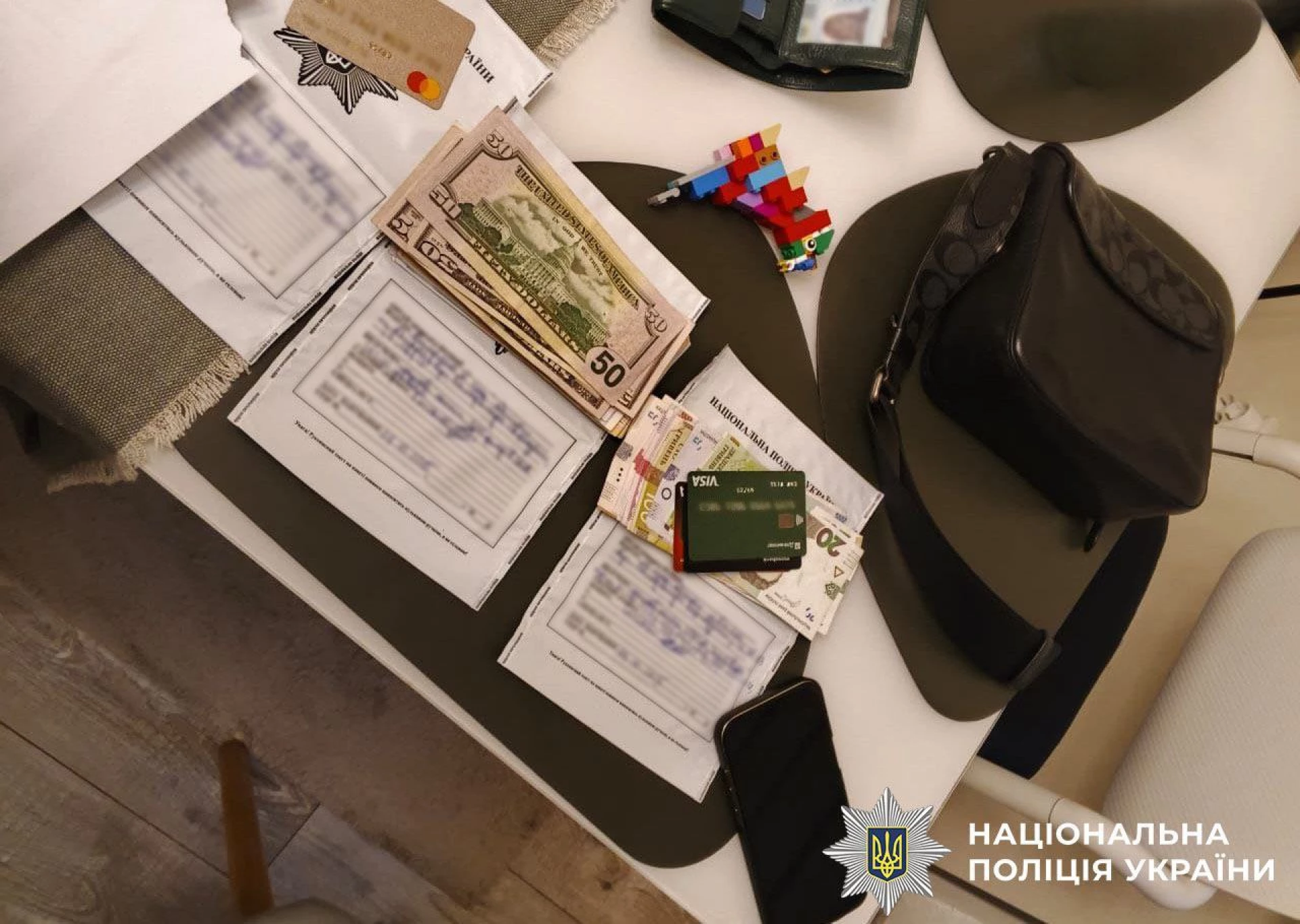На Київщині викрили шахраїв, які ошукали інтернет-магазин через зламані банківські картки іноземців