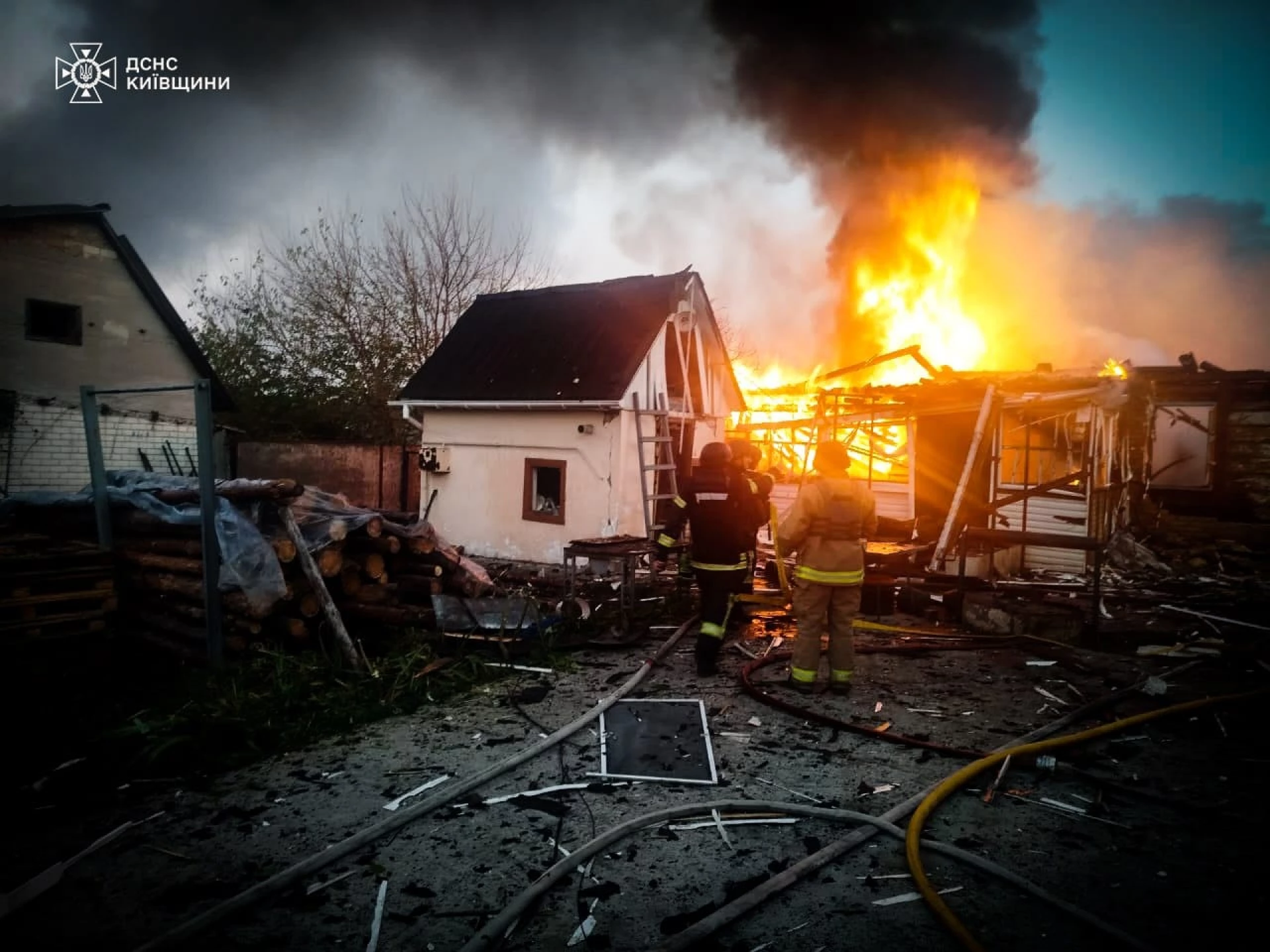 Наслідки атаки на Київщину: ФОТО від ДСНС