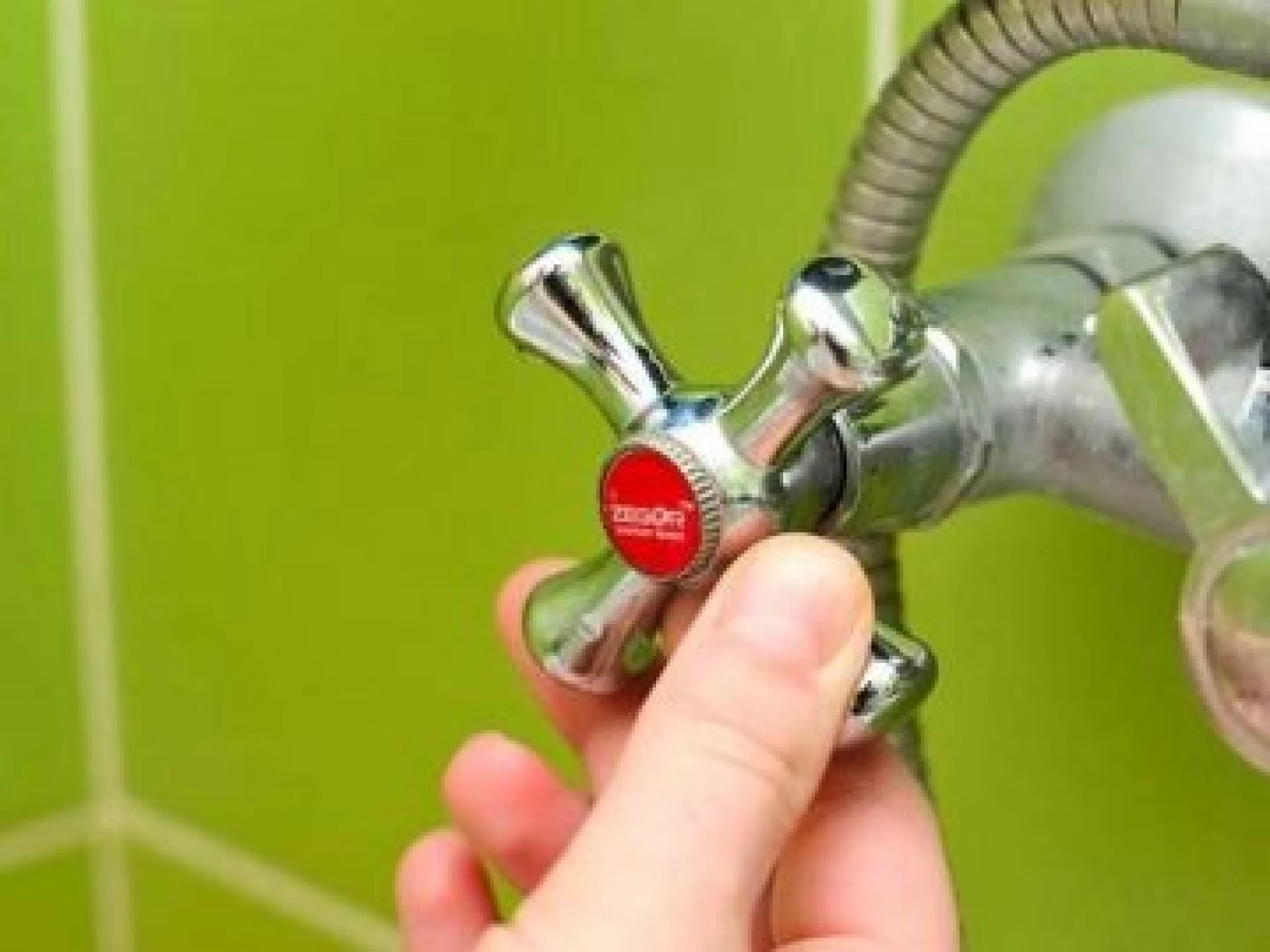 Частина будинків Києва залишилася без гарячої води через нічні обстріли