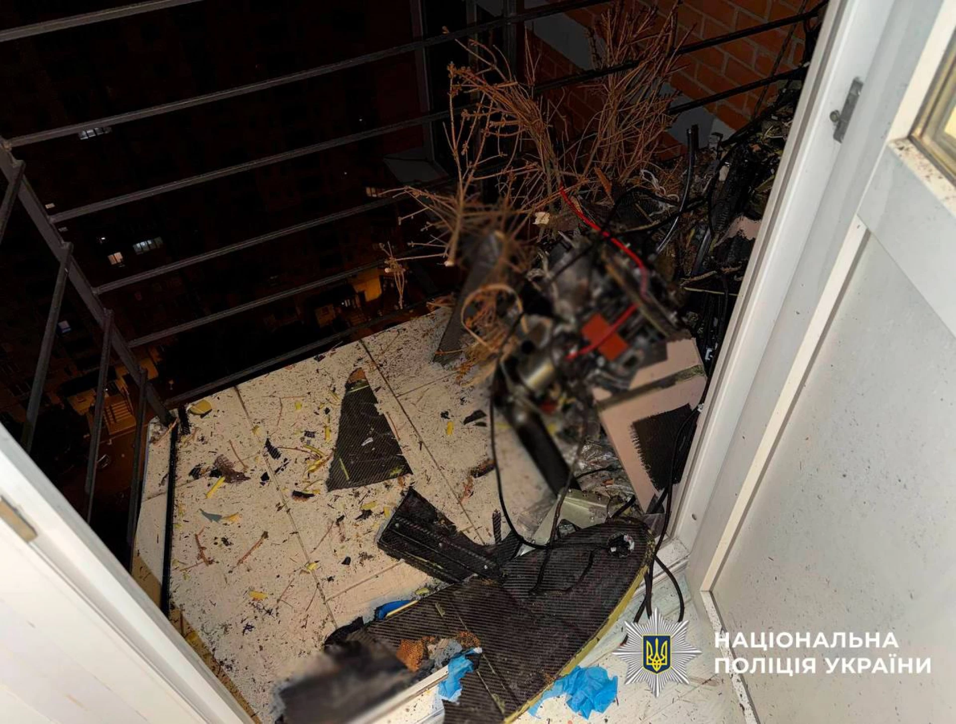 Вибухотехніки Києва вилучили 2 нерозірвані БпЛА з квартири та балкону, які влучили у багатоповерхівку