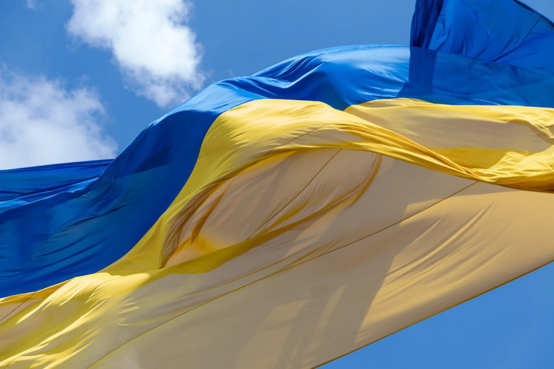 У Києві через негоду тимчасово приспустили головний прапор України