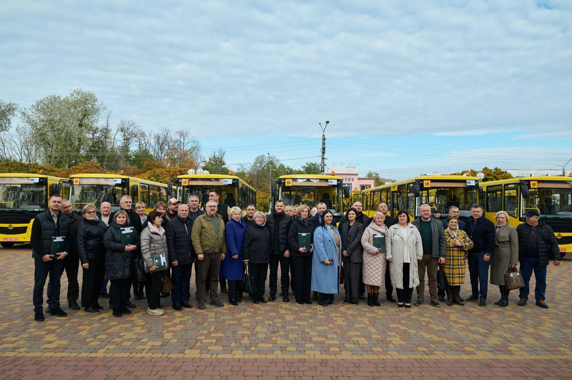 Десять громад Київщини отримали модернізовані шкільні автобуси