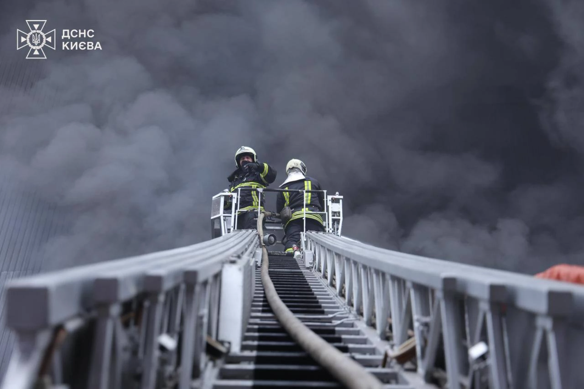 Рятувальники ліквідовують наслідки нічного удару по Києву