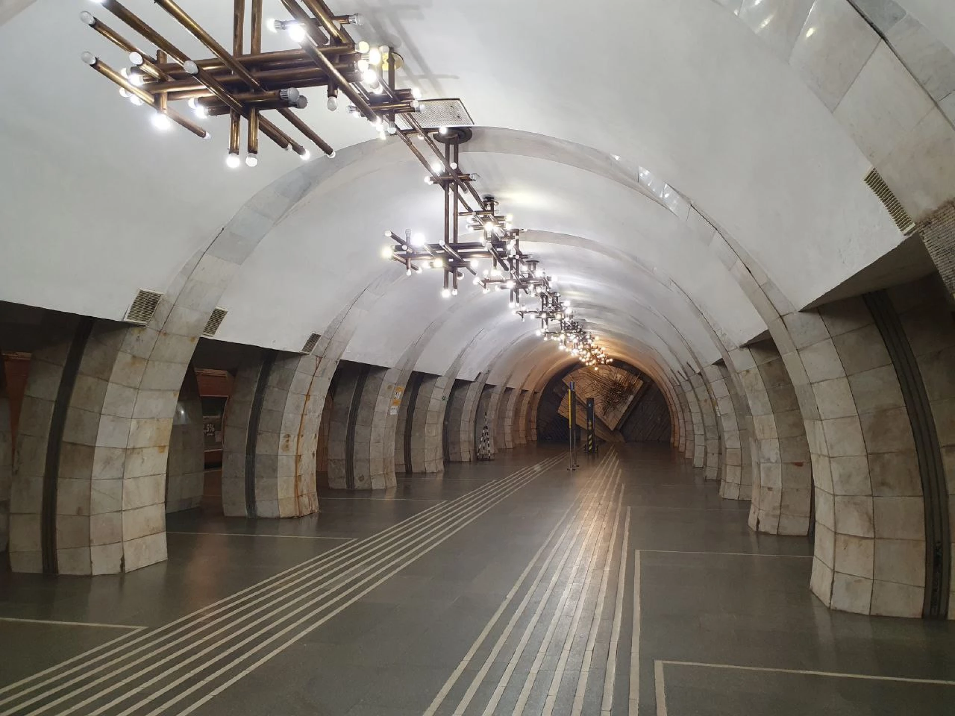 У Києві обмежили рух «червоної» лінії метро: три станції тимчасово зачинені