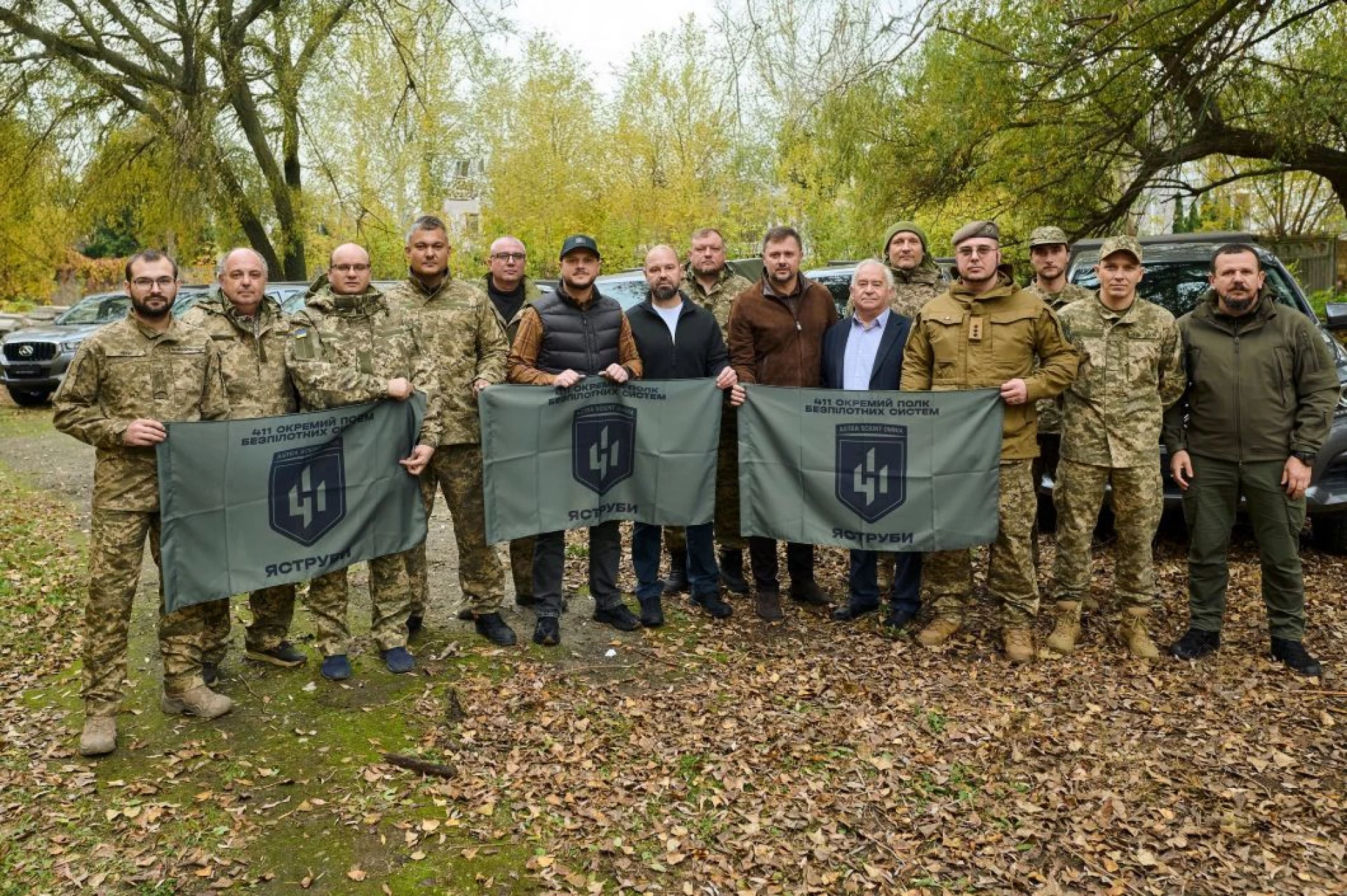 Київщина передала 10 нових пікапів для 411-го полку безпілотних систем «Яструби»