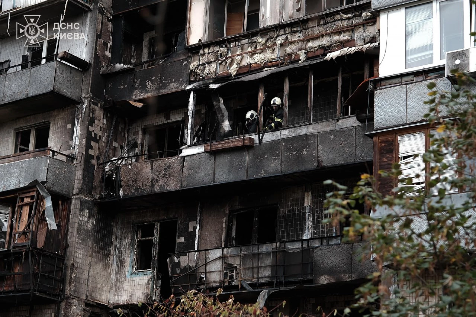 У Києві продовжують ліквідовувати наслідки ворожої атаки