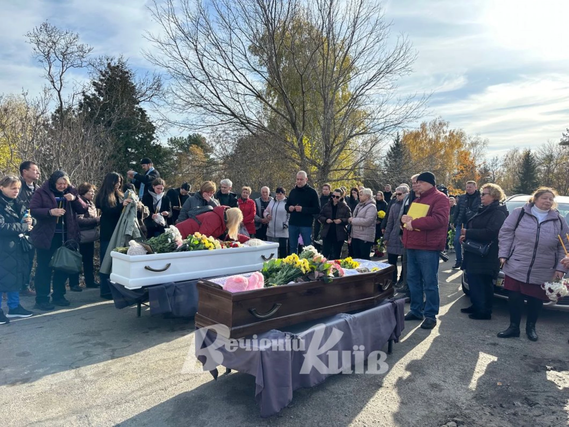 У Києві попрощалися з 19-річною Анастасією Маслій та її мамою Оленою, загиблими від удару рф