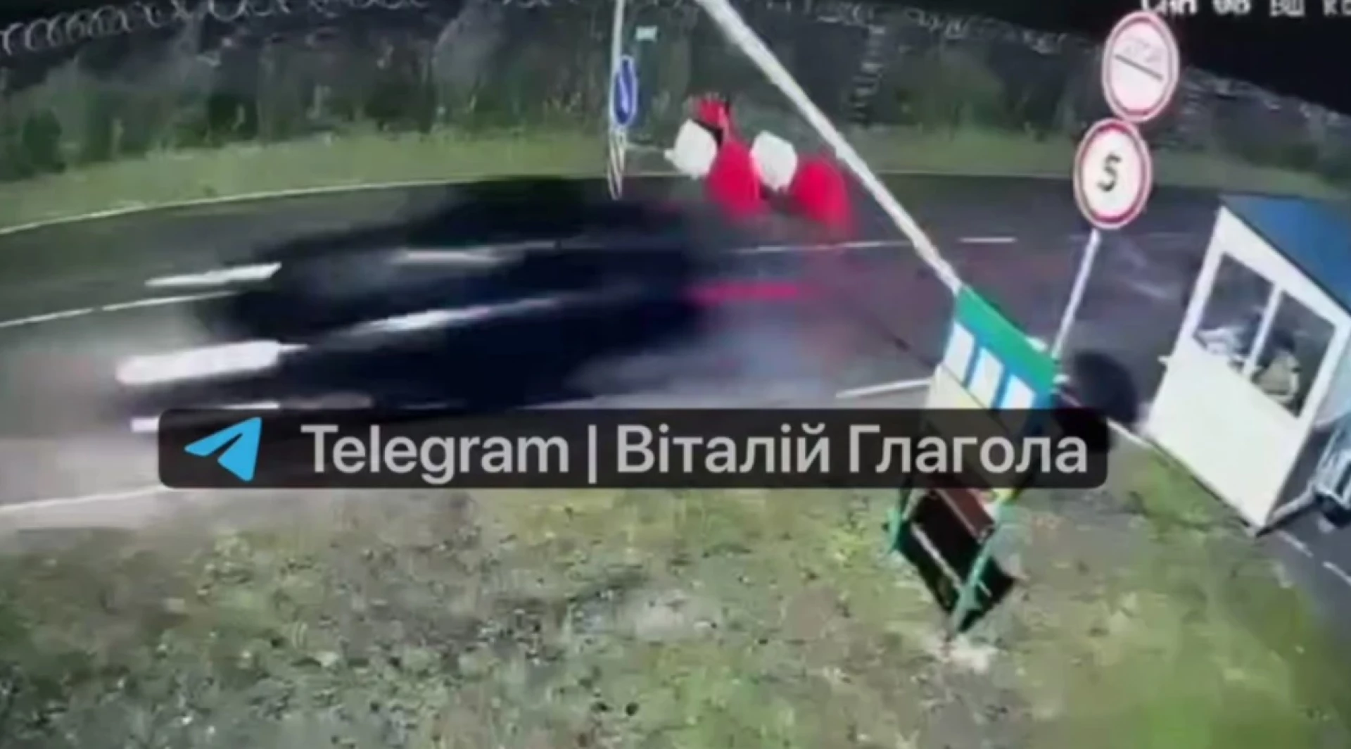 Водій Toyota Avensis протаранив шлагбаум і втік в Угорщину