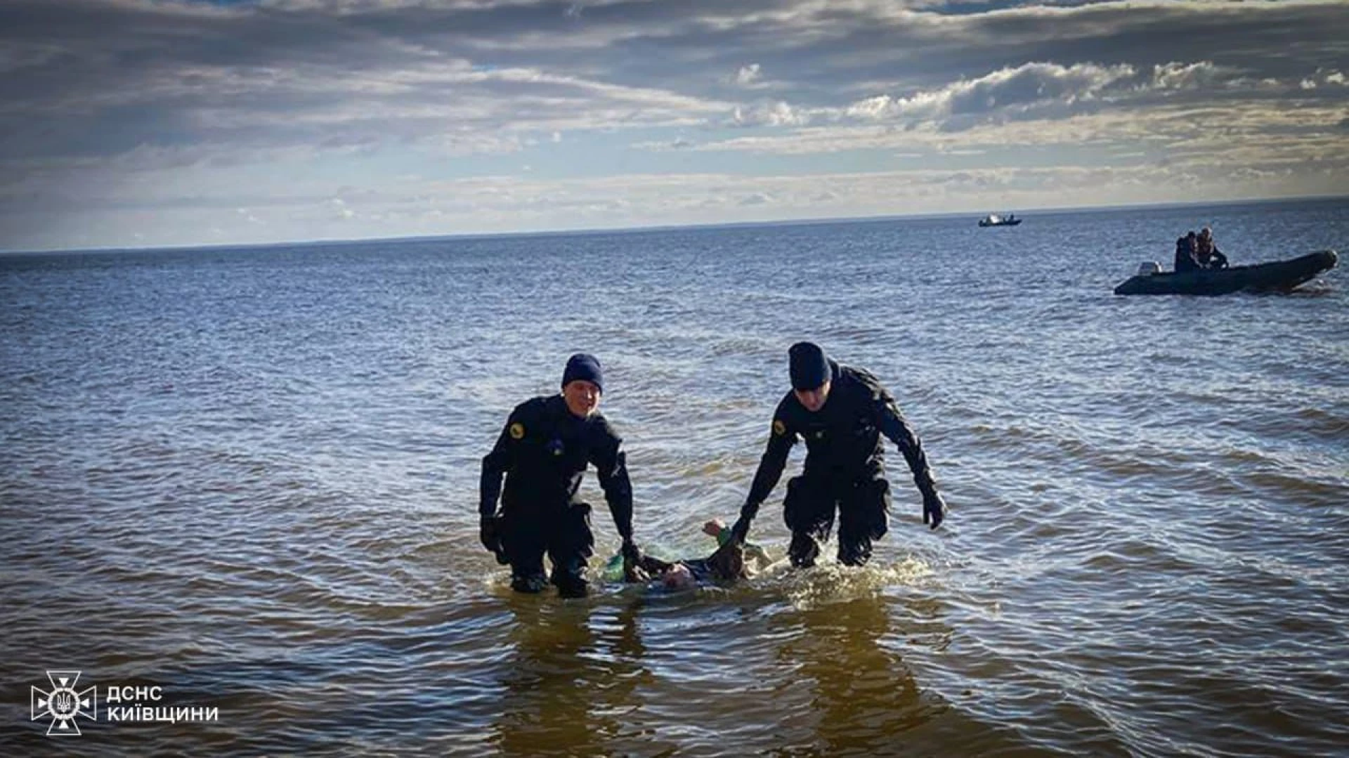 На Київському водосховищі під час риболовлі перекинувся човен: один чоловік загинув