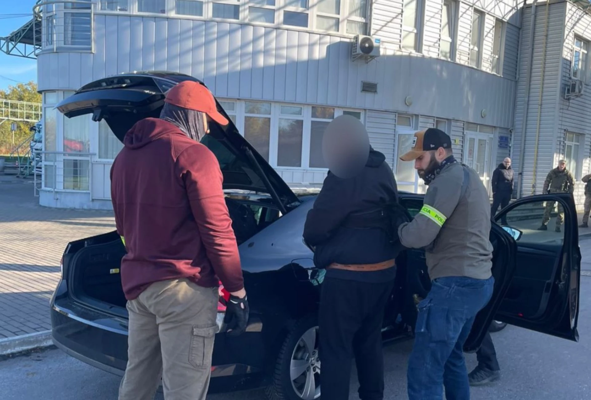 Екстрадували до Чехії учасника злочинної організації, якого розшукував Інтерпол