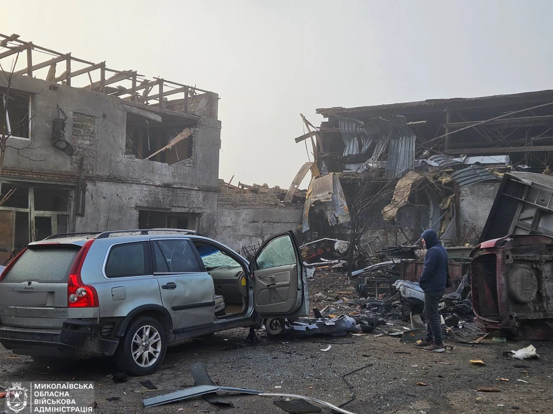 У Миколаєві внаслідок обстрілу горів супермаркет і СТО