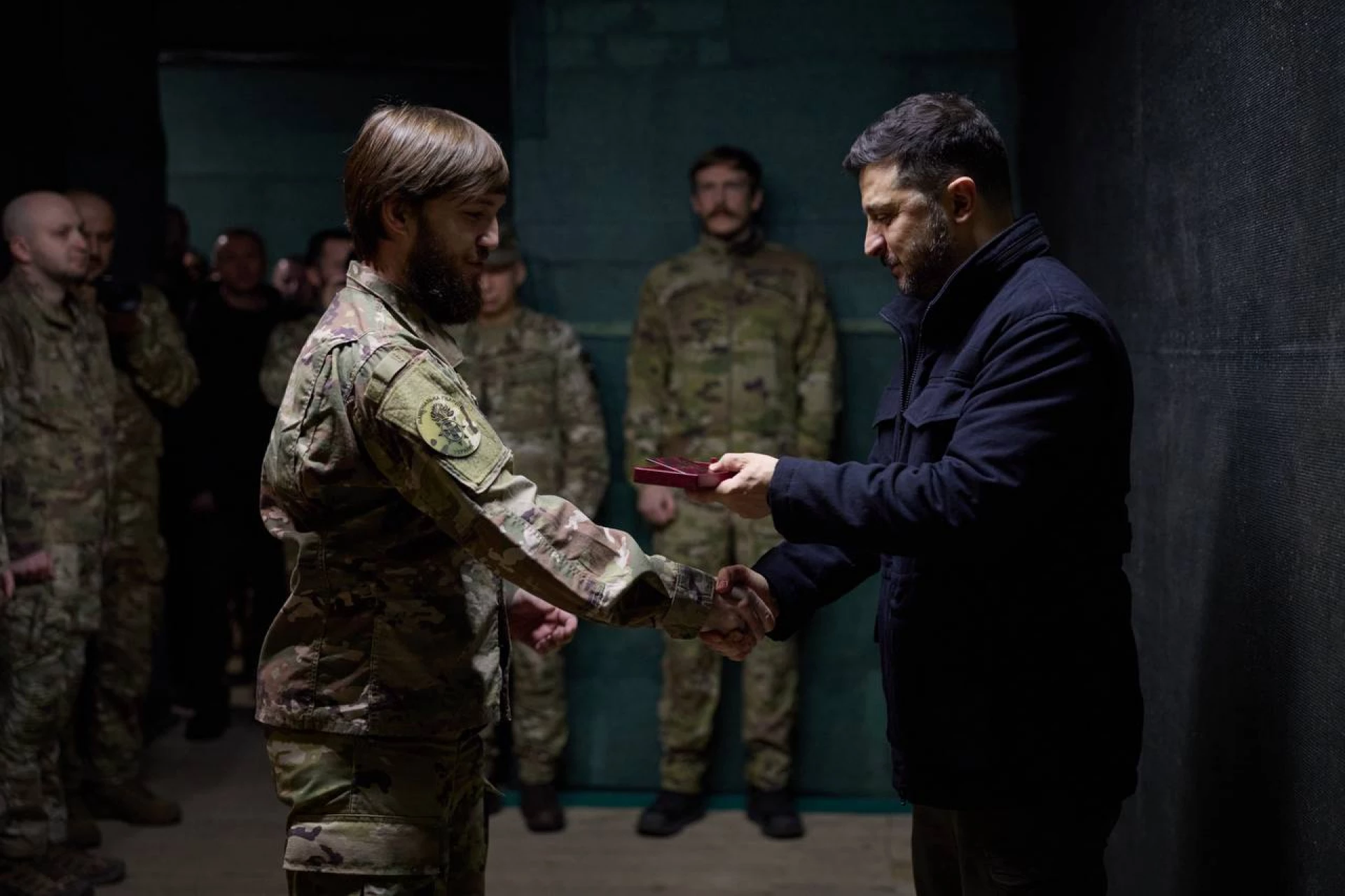 Зеленський прибув на передову і зустрівся з бійцями «Азову». Фото