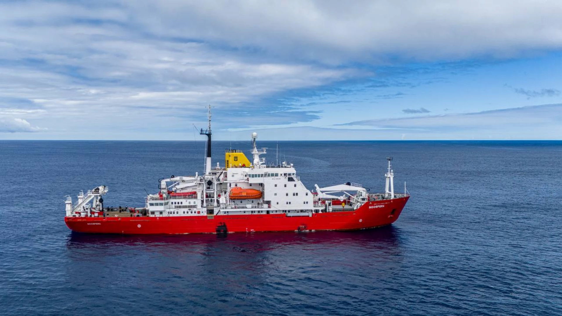 Український криголам «Ноосфера» дістався Антарктики. Фото