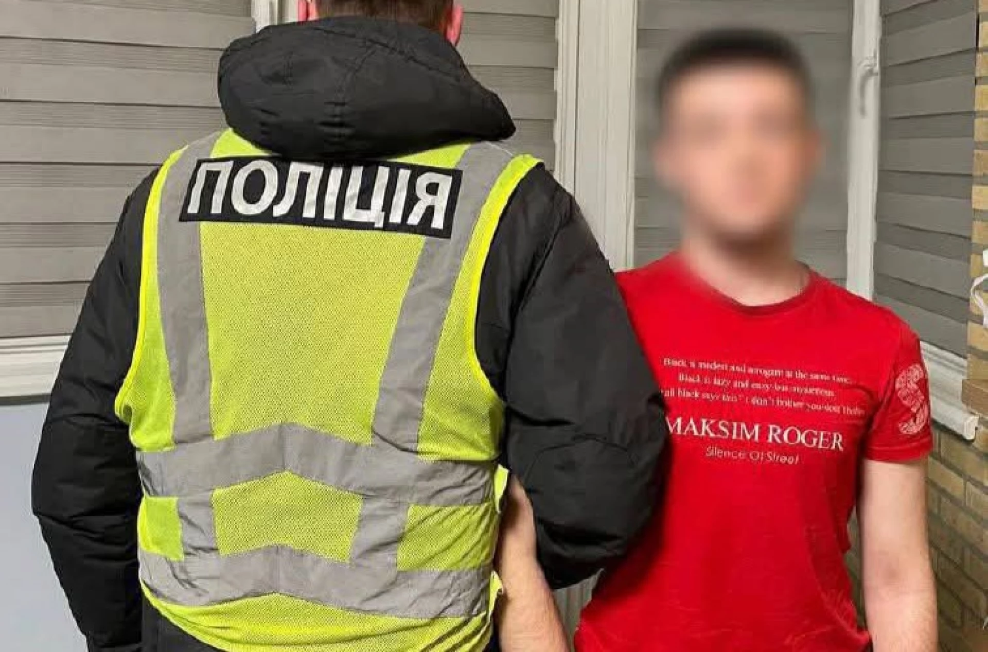 У Києві хлопець співав російські пісні у поліцейській формі