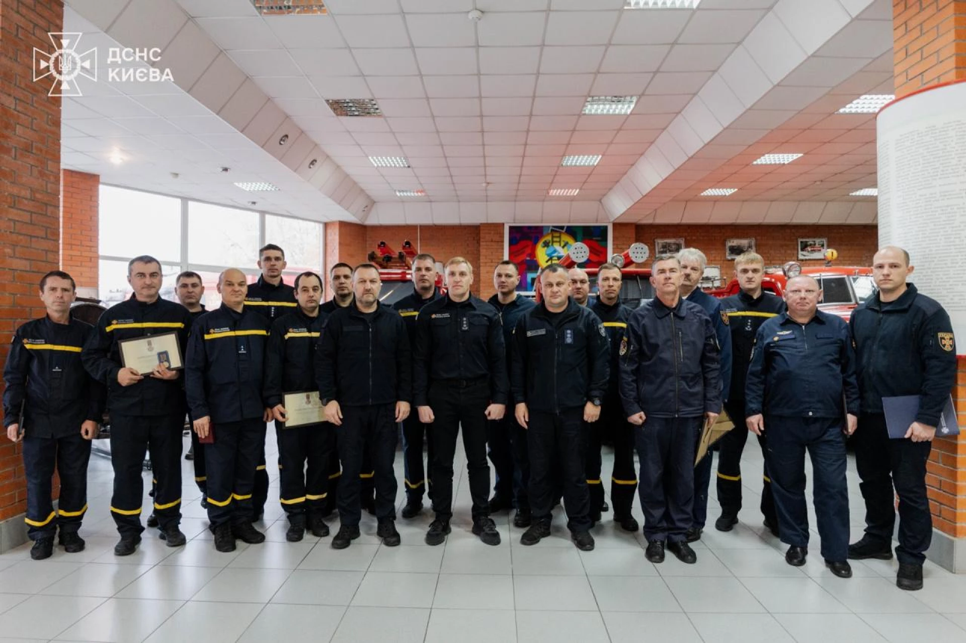 Рятувальникам і пілотам, які ліквідовували наслідки ударів по Києву вручили нагороди