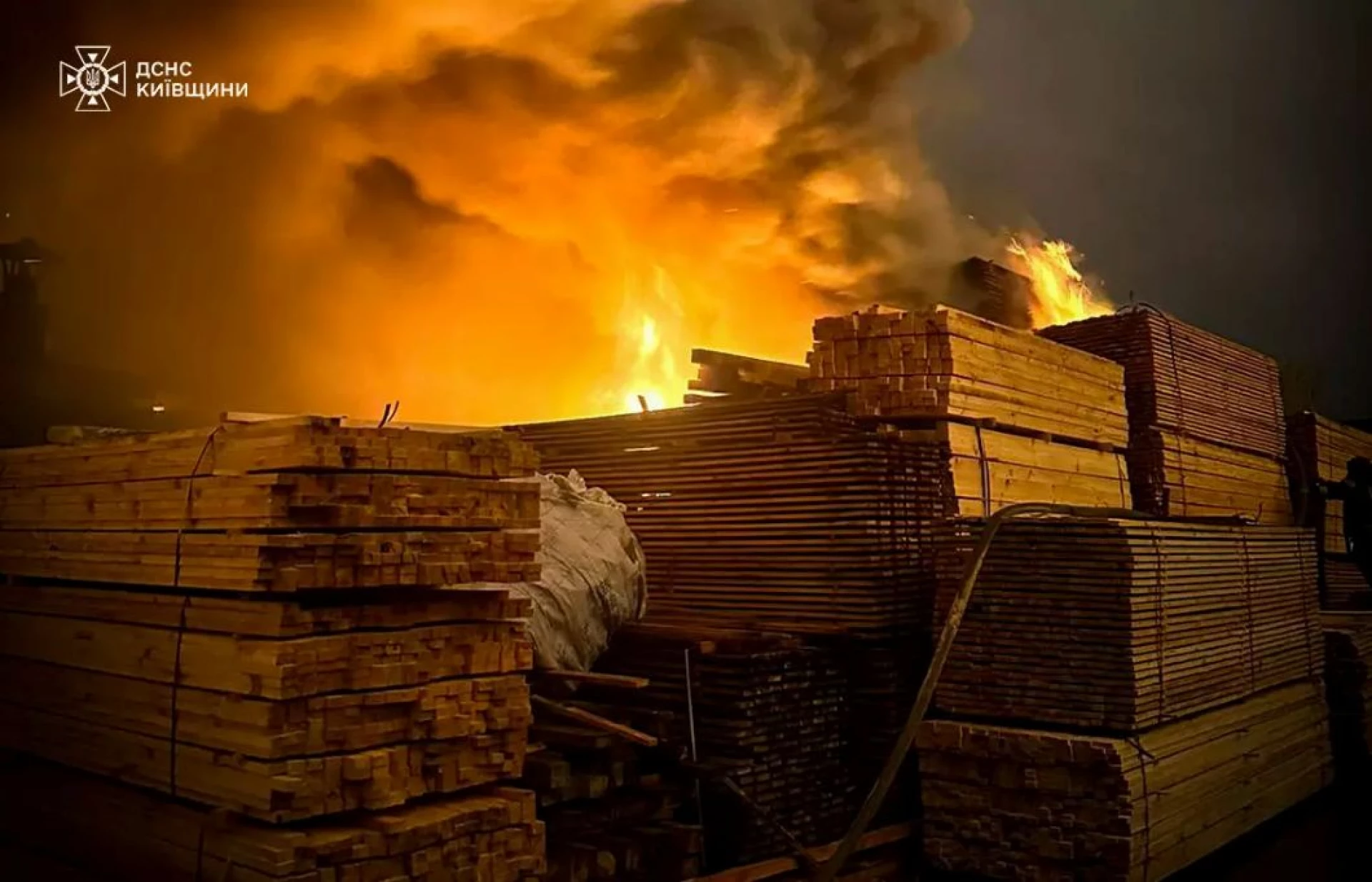Рятувальники ліквідували пожежу на деревообробному підприємстві Київщини
