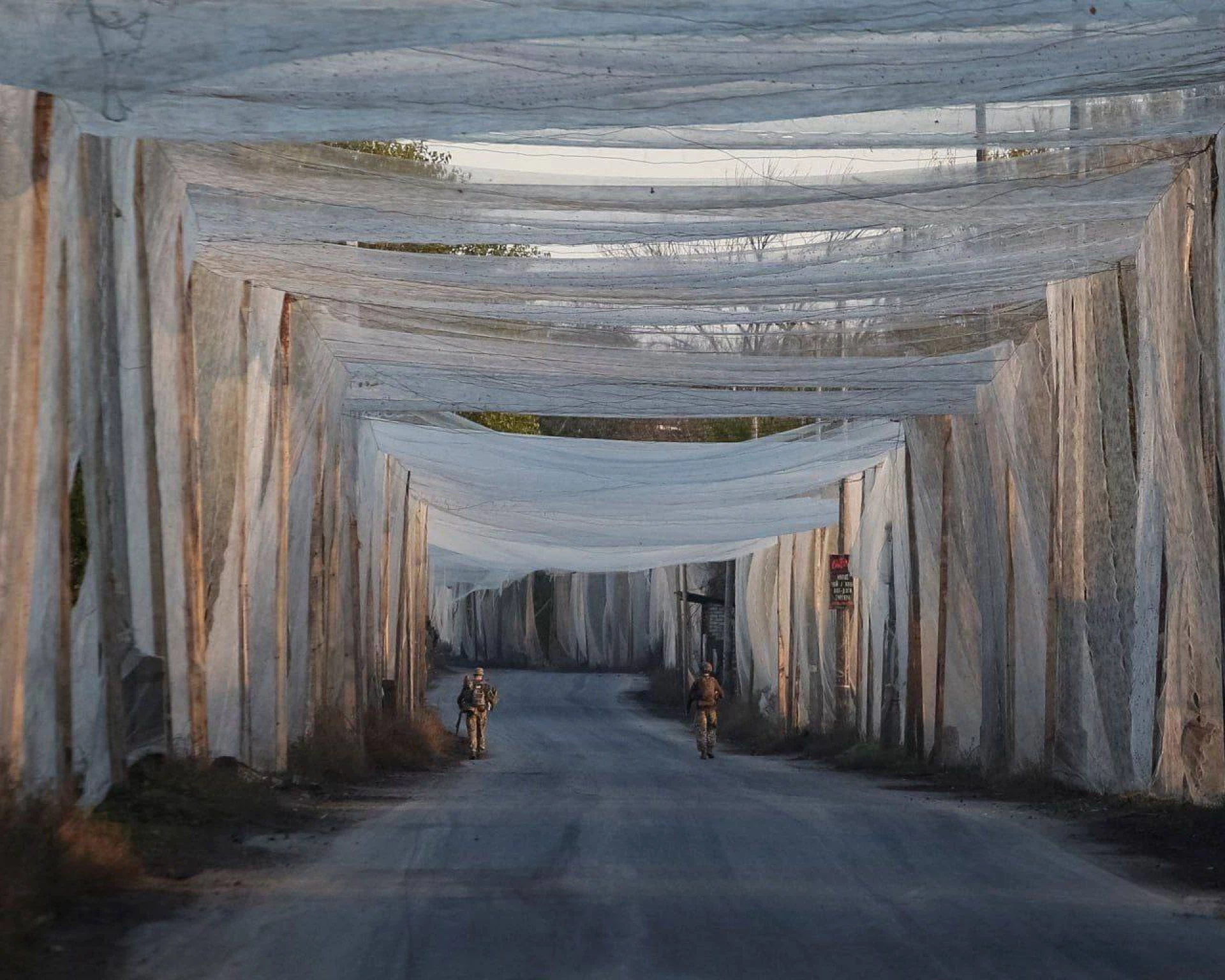 Французькі рибалки надсилають в Україну сітки для будівництва антидронових тунелів