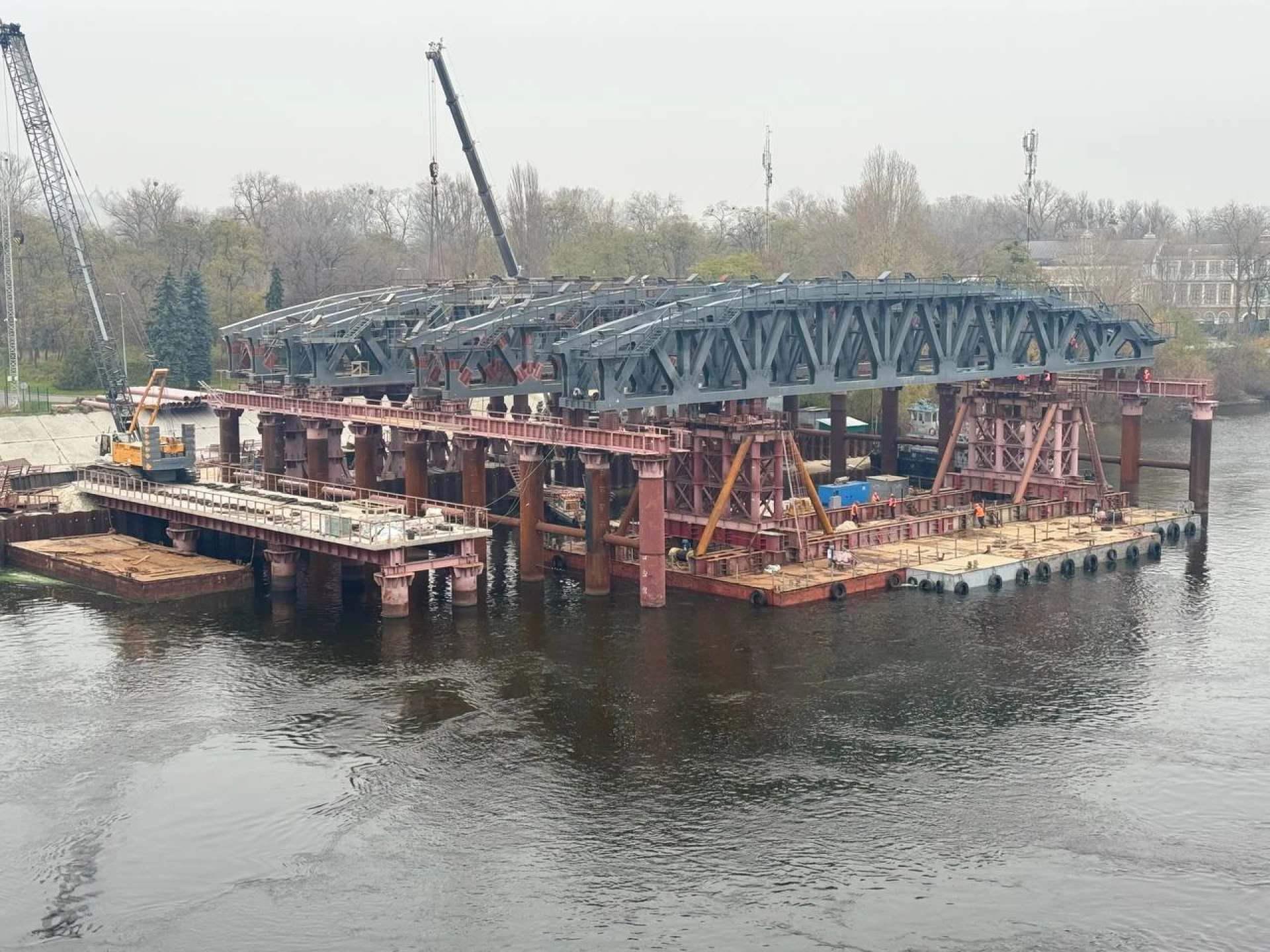 Під мостом Метро у Києві встановлюють арки для зміцнення конструкції
