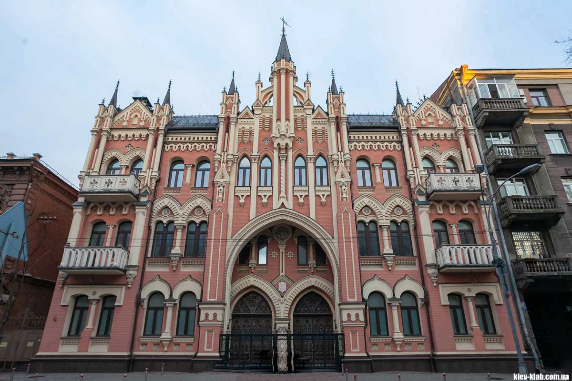 Рожевий замок на Печерську: історія готичного будинку в Києві