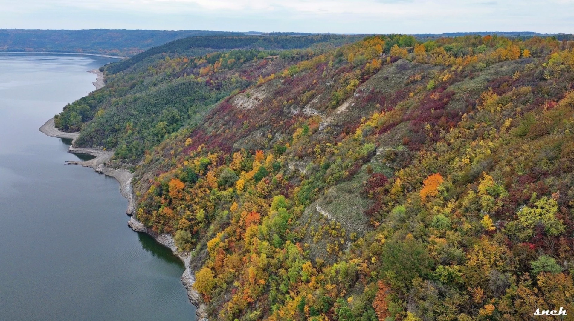 Осінь у Бакоті: як виглядають величні скелі Дністра восени. Фото