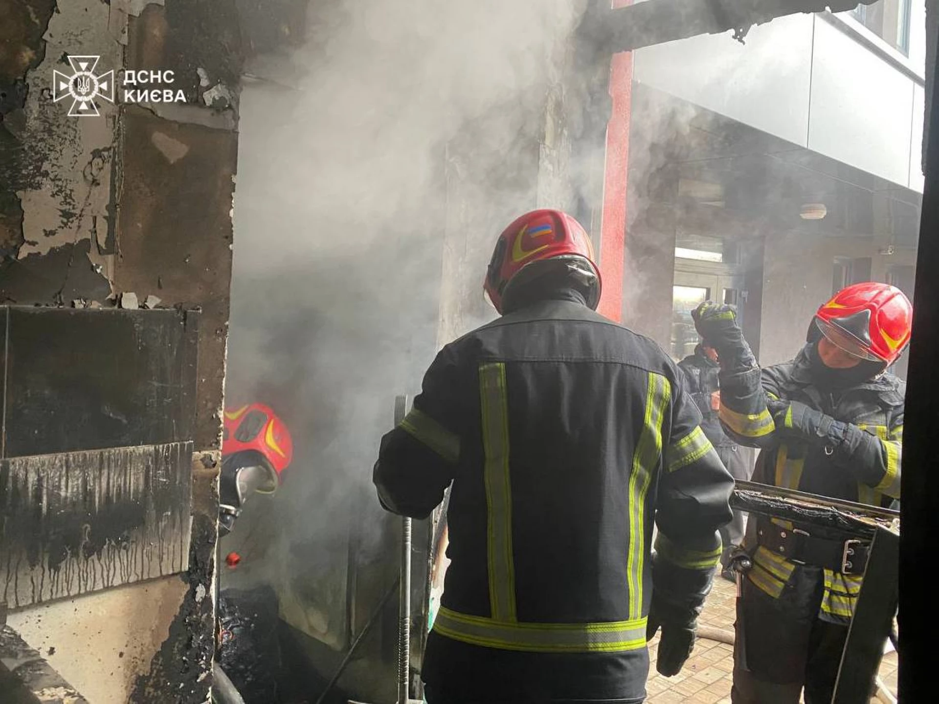 У Києві рятувальники ліквідували пожежу в дитячому садочку