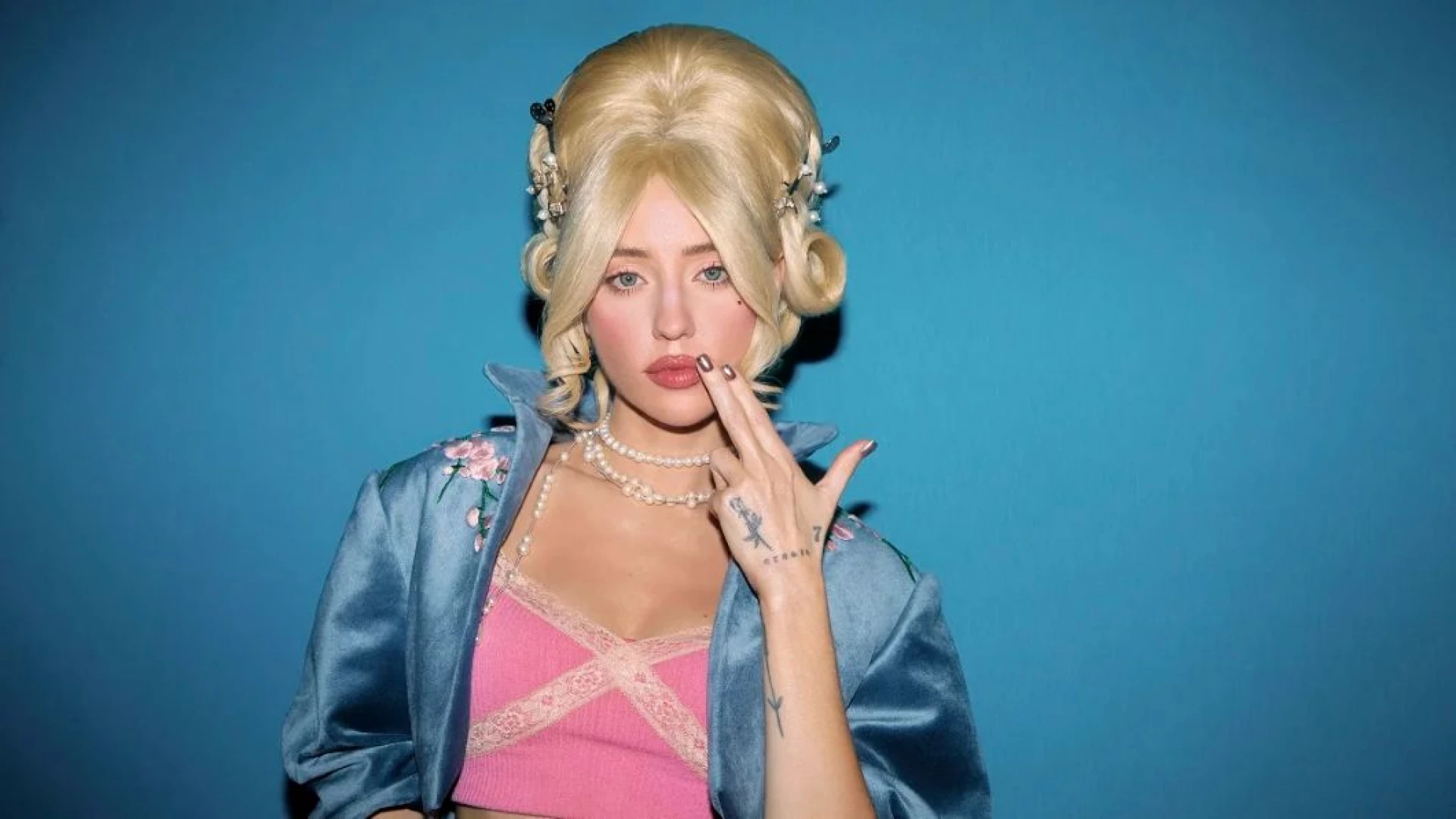 DOROFEEVA презентувала кліп «Японія» у стилі 80-х