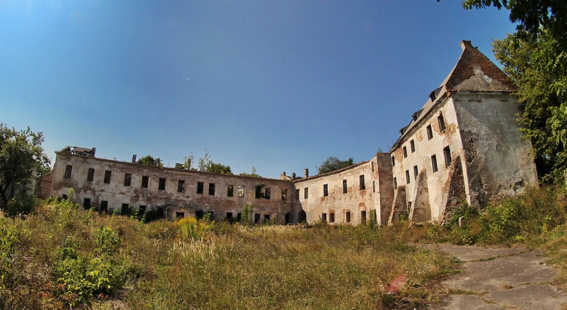 Історія про Клеванський замок, де замурували закоханих і лікували алкоголіків