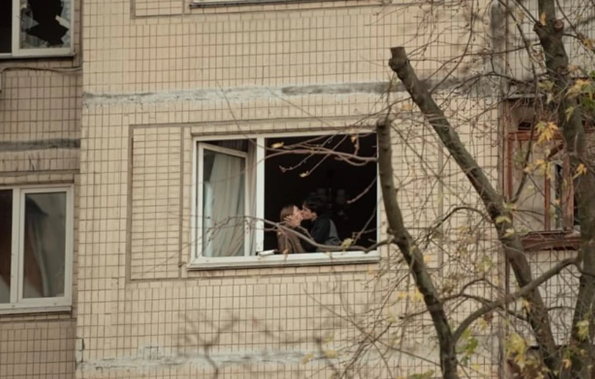 Фото закоханих у пошкодженій київській багатоповерхівці, що вразило мережу: деталі