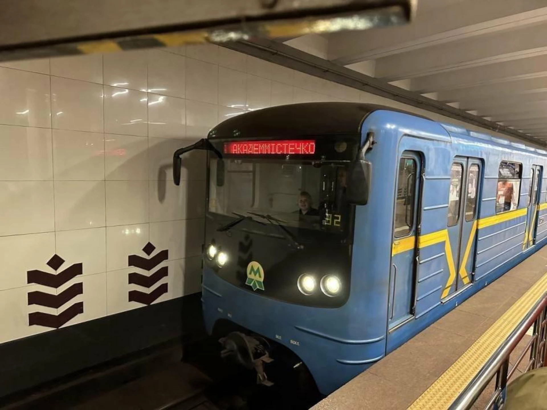 Київське метро пропонують щодня зупиняти на хвилину