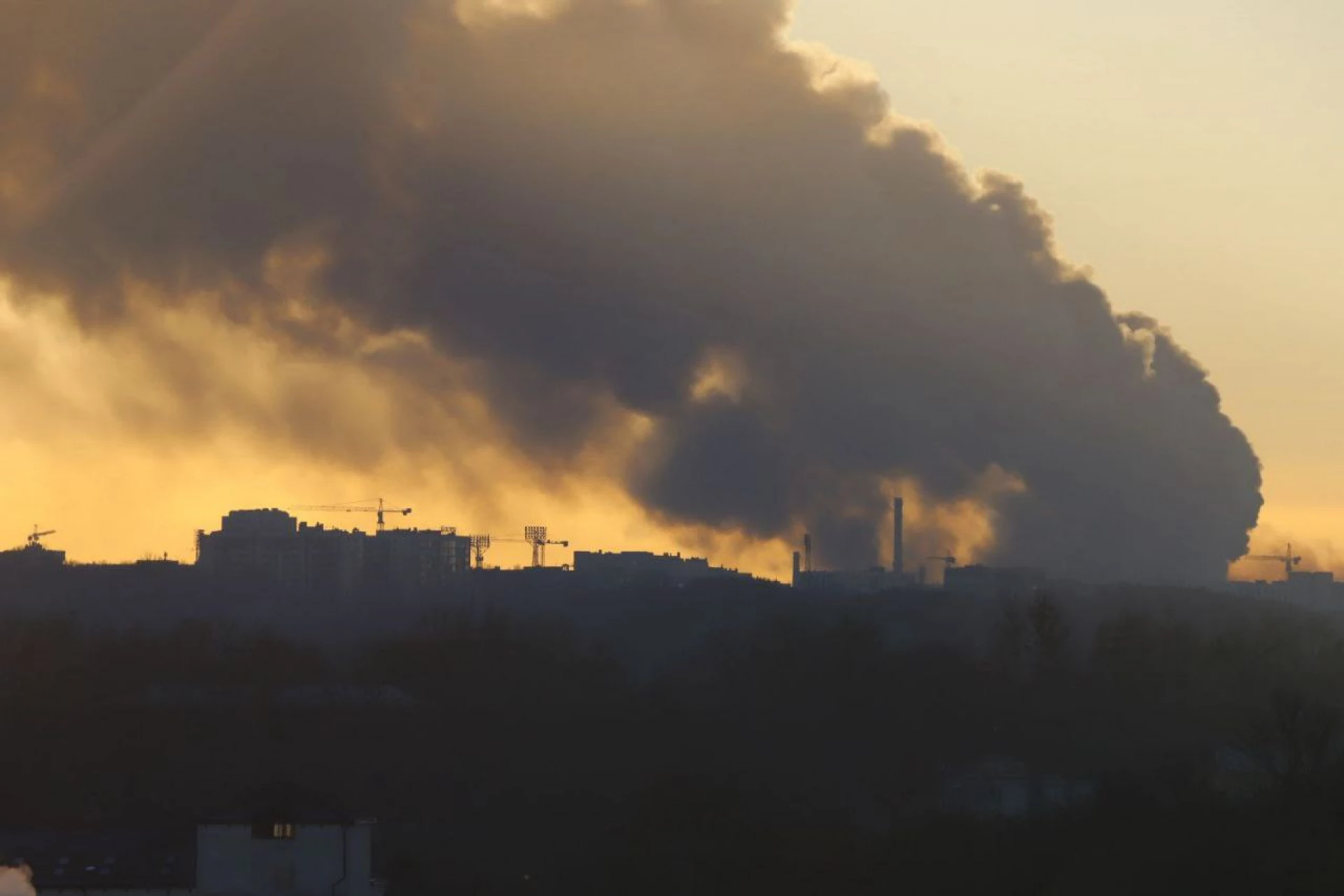 У Львові перевіряють повітря через сильне задимлення вналсідок обстрілу