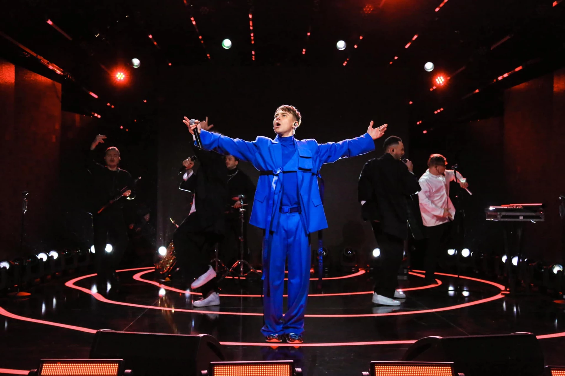 Пивоваров подарував свою гітару сину військового під час концерту в Києві