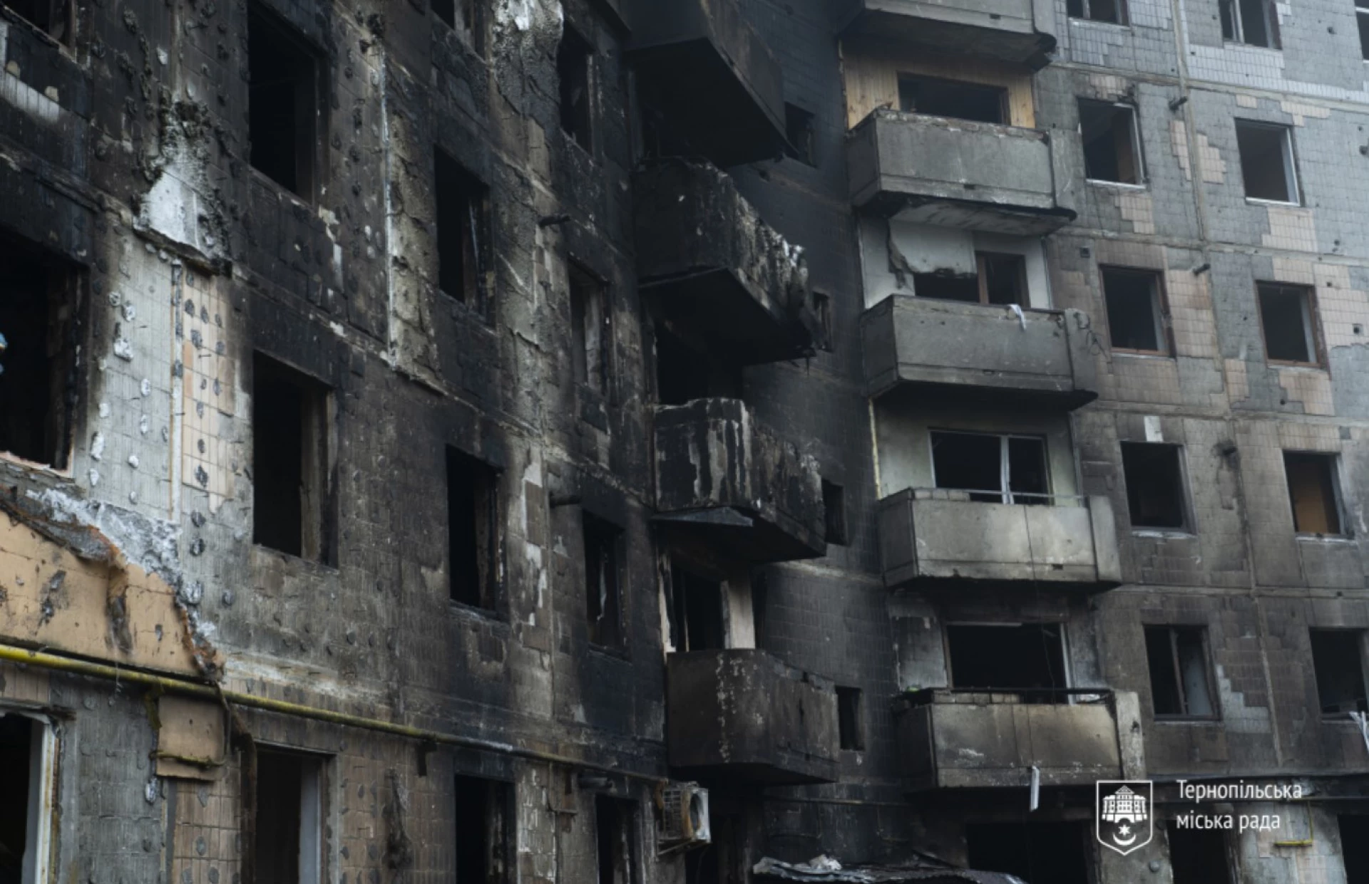 У Тернополі шукають чоловіка, який облився водою і рятував людей з палаючого будинку