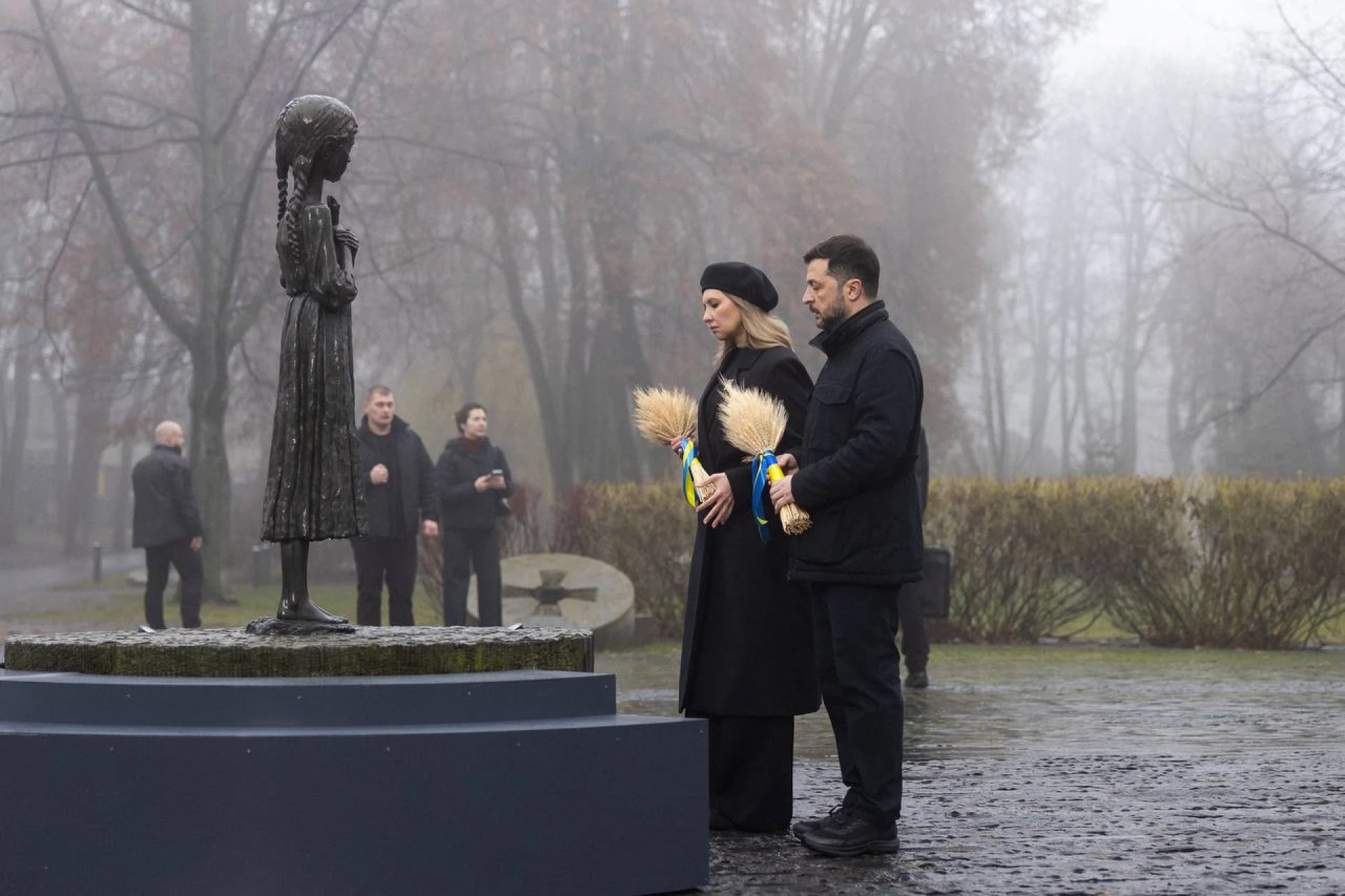 Президент і Перша леді вшанували пам’ять жертв Голодоморів