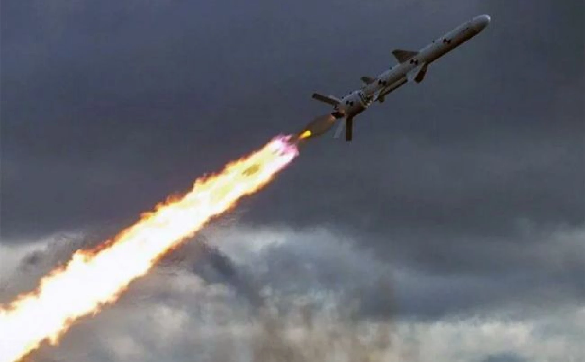 У Києві лунають вибухи, працюють сили ППО