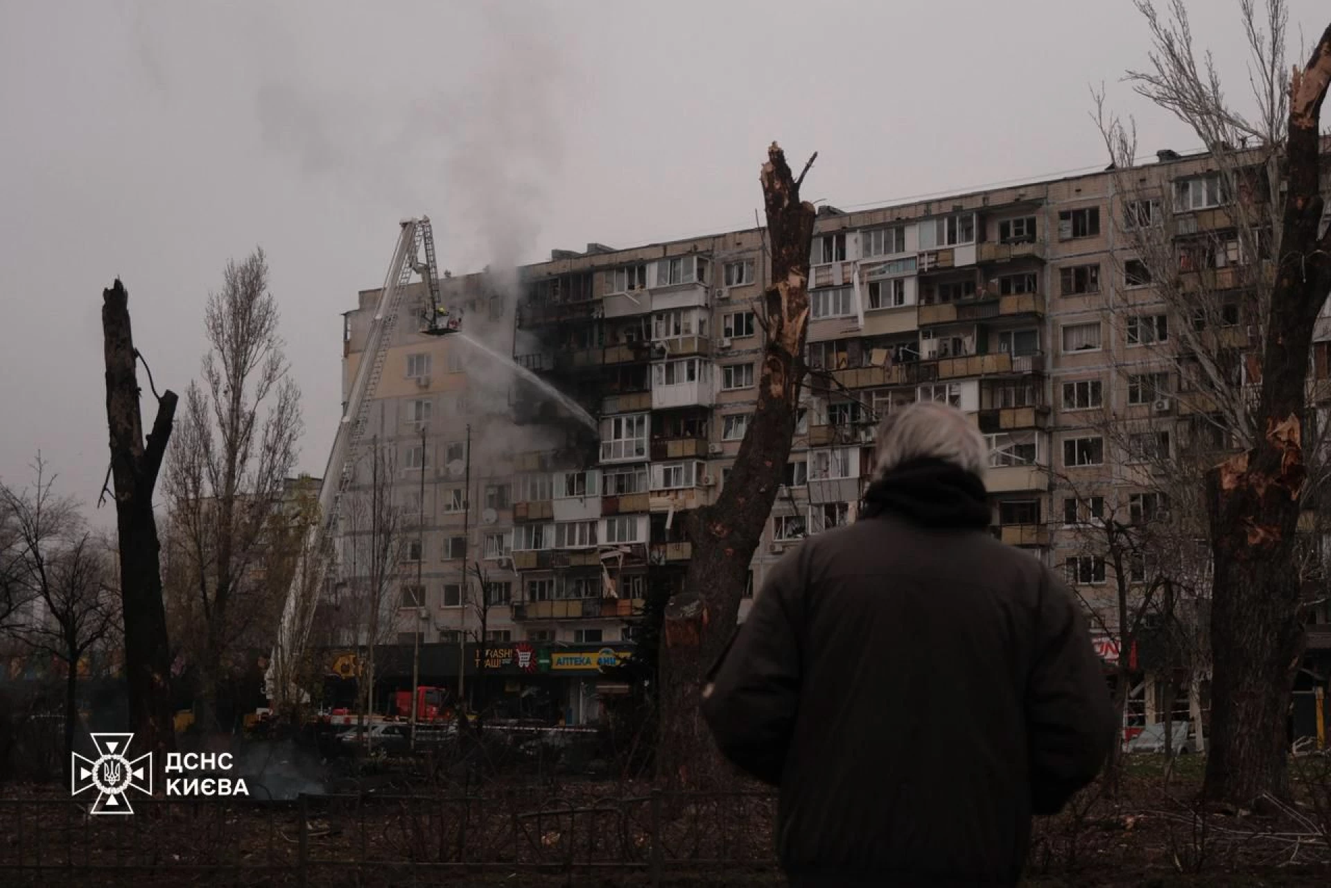 У Києві ДСНСникам вдалось врятувати 8 людей, зокрема дитину