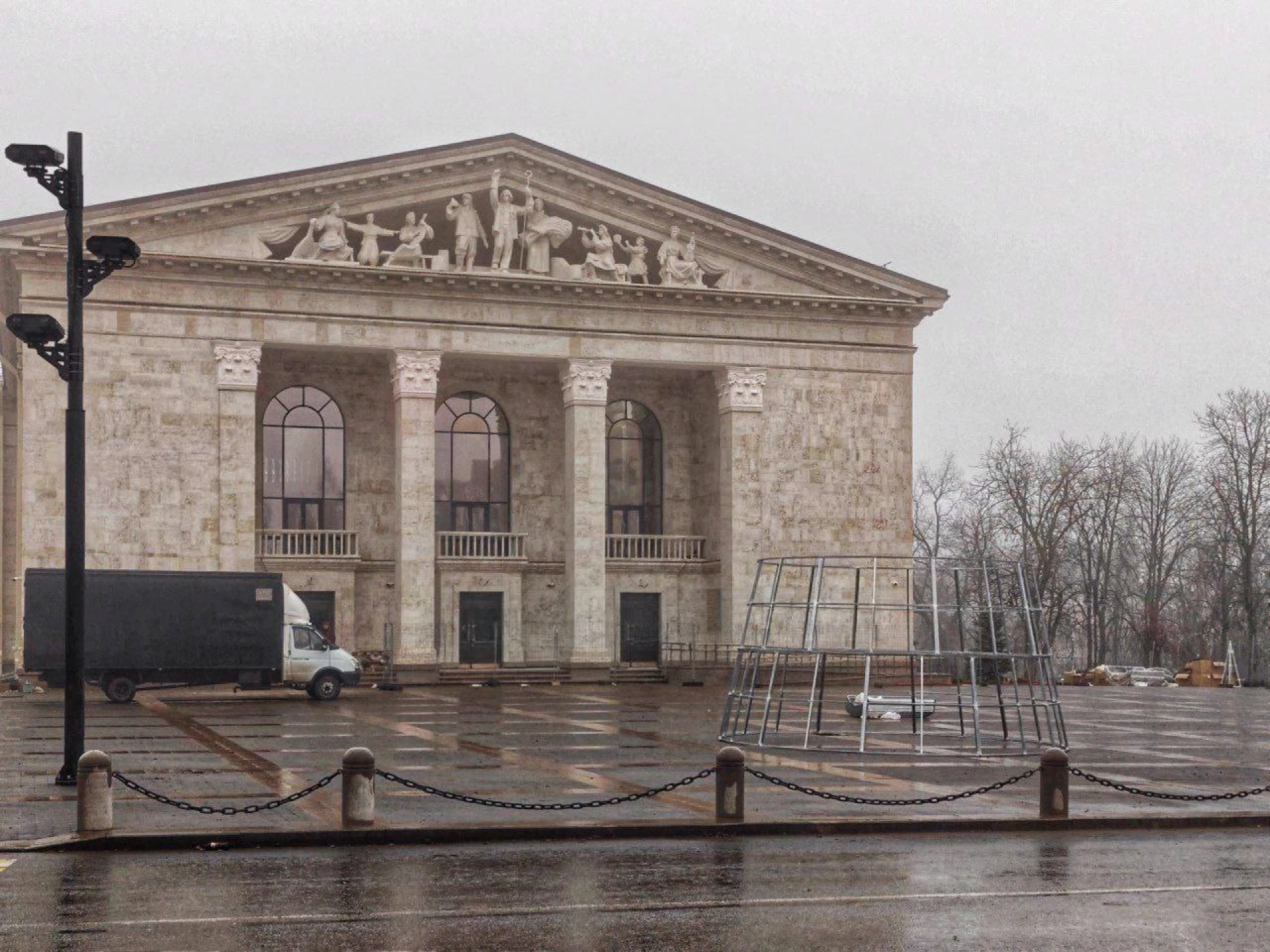 У Маріуполі окупанти ставлять ялинку на місці масового вбивства українців