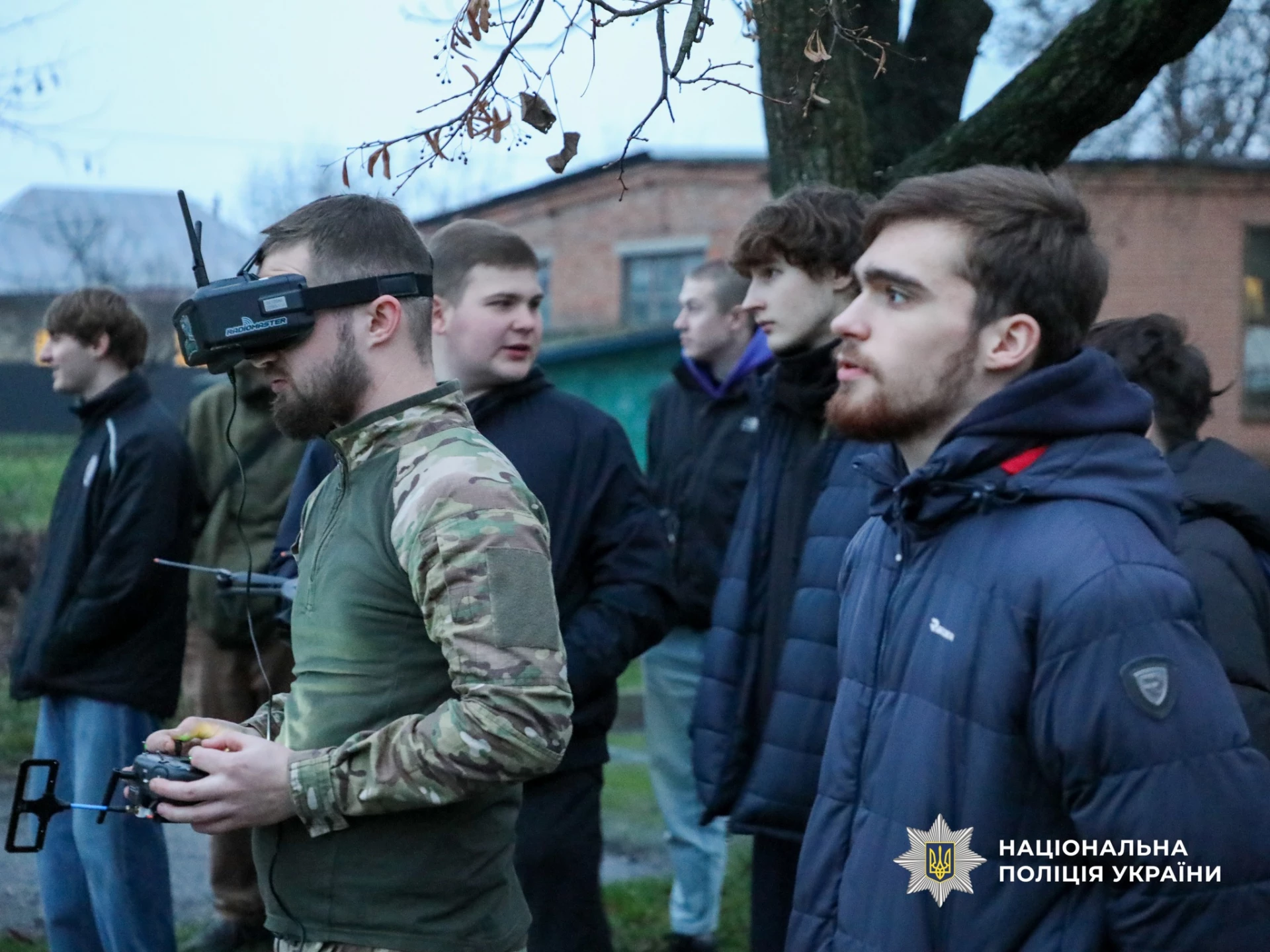 Черкаські спецпризначенці провели лекцію для студентів та показали як керувати дронами