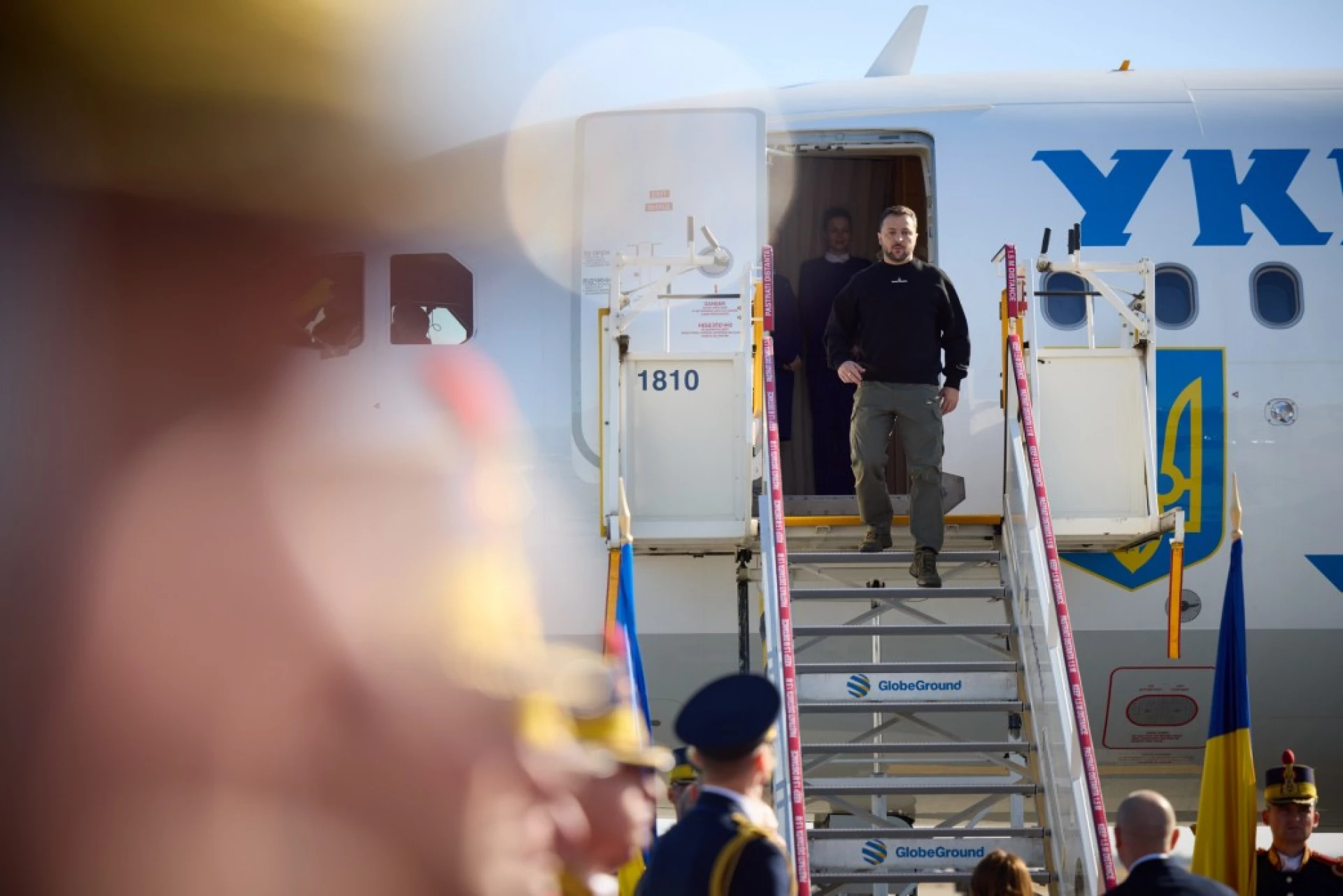 Невідомі дрони могли слідкувати за літаком Зеленського в Ірландії