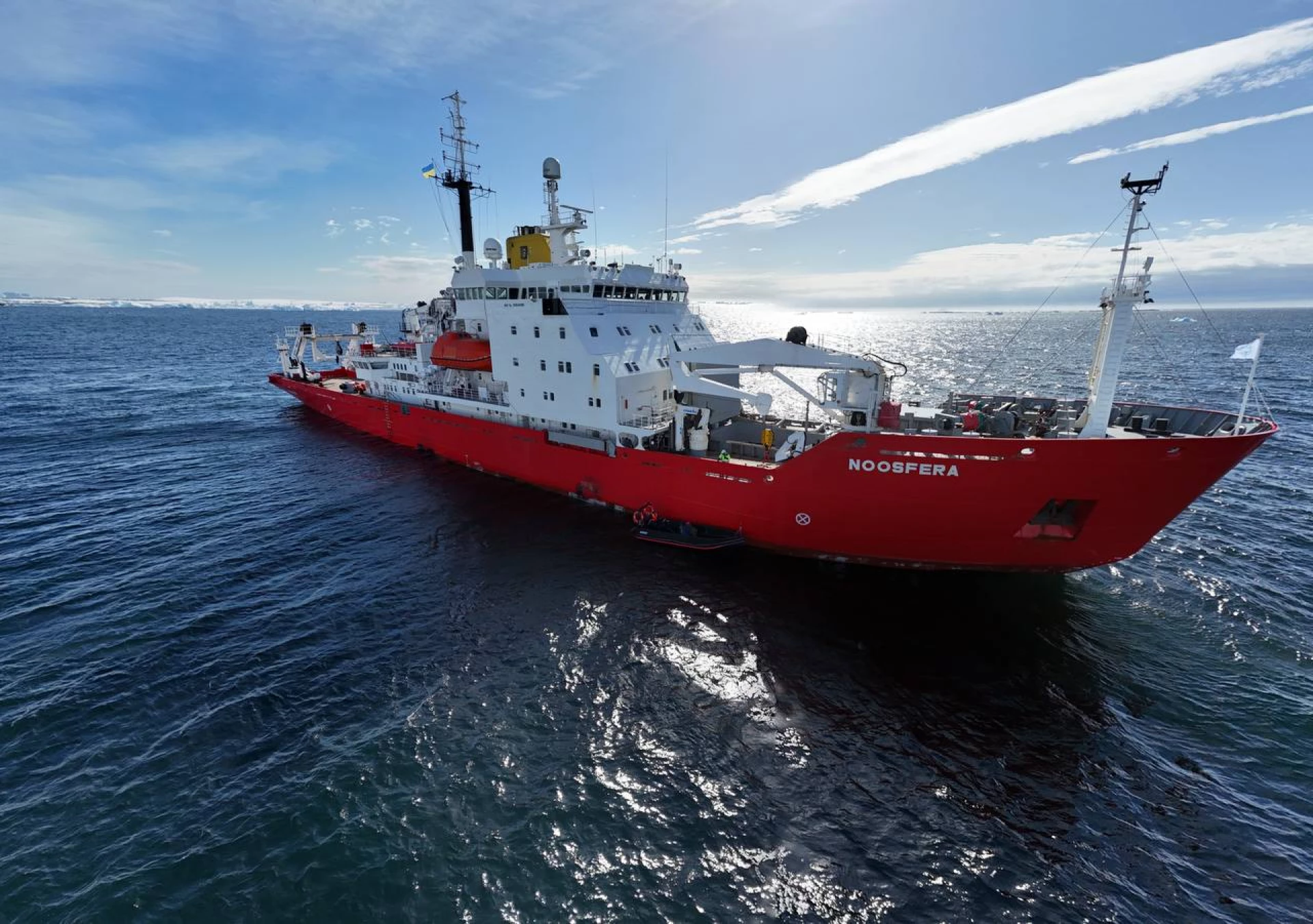 Український криголам «Ноосфера» прибув до станції «Академік Вернадський» з мексиканцями. Фото