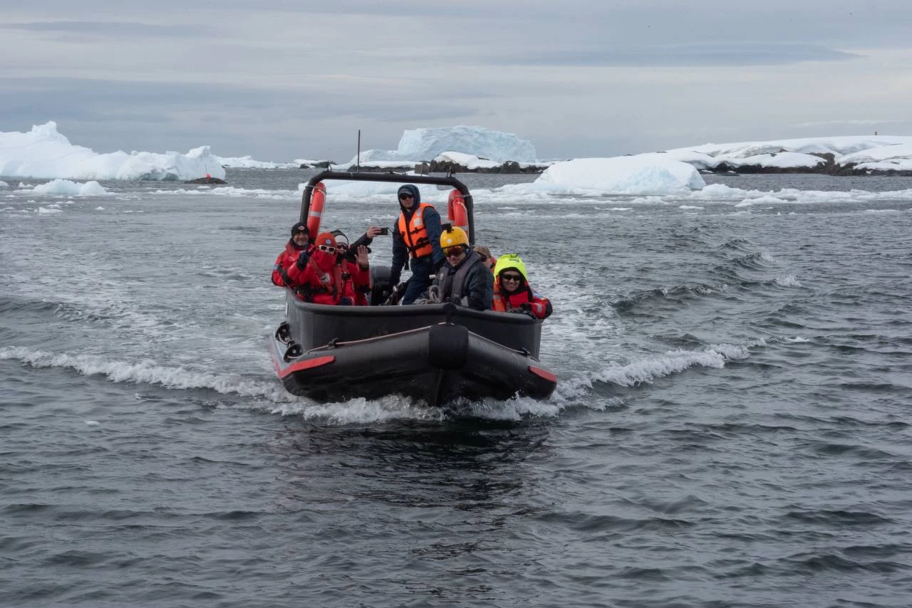 Український криголам «Ноосфера» прибув до станції «Академік Вернадський» з мексиканцями. Фото